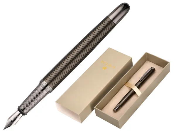 Stylo-plume belius neptuno aluminium texture ondulee attributs gun encre bleue coloris kaki dans coffret cadeau — Non classé